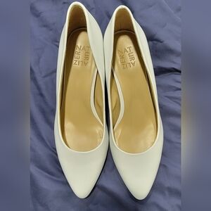 Naturalizer White Heels Elegant Design